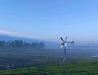 Fototapeta na wymiar Foggy morning in a Dutch polder near Den Bosch