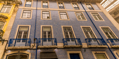 Obraz premium A view of a typical building in the Alfama distict in the city of Lisbon on a spring day