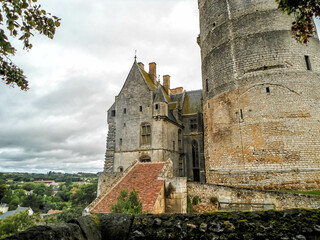 Chateaudun. Châteaudun.
Dominating the Loir valley, the castle combines medieval, Gothic and Renaissance architecture.
