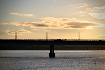 Obraz premium sunset behind bridge