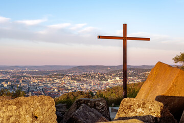 Das Gipfelkreuz auf dem Birkenkopf (Monte Scherbelino) in Stuttgart, Baden-Württemberg