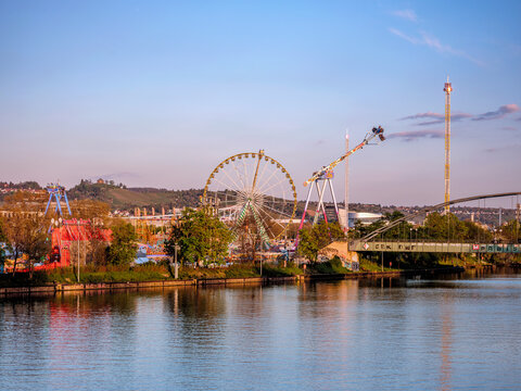 Stuttgarter Fr&uuml;hlingsfest auf dem Cannstatter Wasen, Stuttgart, Blick vom Neckar aus