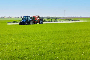 Fototapeta na wymiar Agriculture intensive conventionnelle - épandage de pesticide sur un champ de céréales au printemps