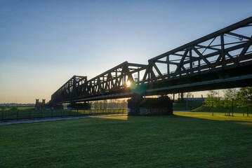 Historische Eisenbahnbrücke am Rheinpark in Duisburg Hochfeld bei Sonnenuntergang