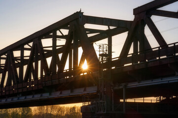 Historische Eisenbahnbrücke in Duisburg Hochfeld bei Sonnenuntergang