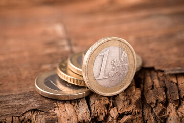 Euromünzen in Nahaufnahme auf Holz