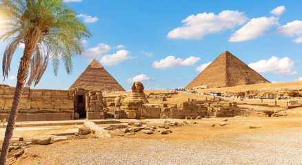The Great Sphinx and the Egypt Pyramid Complex famous Wonder of the World, Giza, Africa - obrazy, fototapety, plakaty
