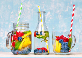 Detox wasser mit Früchten