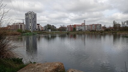 Panorámica de edificios de Burgos, España vista desde un río.