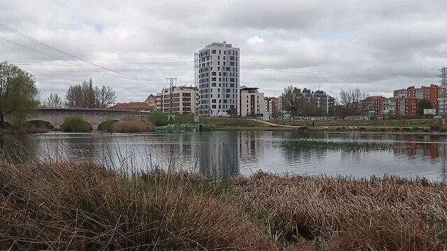 Panor&aacute;mica de edificios de Burgos, Espa&ntilde;a vista desde un r&iacute;o.
