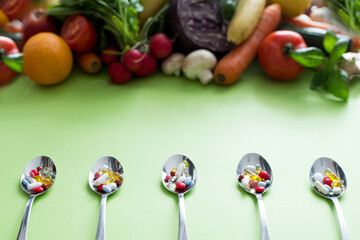 Witaminy i suplementacja diety, zdrowe zrównoważone odżywianie i odchudzanie się