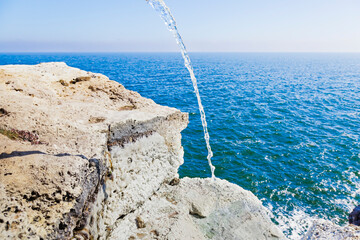 Wasserquelle f&uuml;hrt ins Meer, Tyulenovo Bulgarien