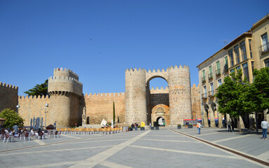 Plaza del Mercado Grande y Puerta del Alcázar en Ávila, ciudad amurallada. Murallas de Ávila,...