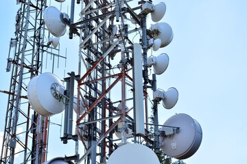 Detalle de una torre de telecomunicaciones