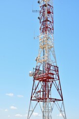 Torre de telecomunicaciones en lo alto de una monta&ntilde;a