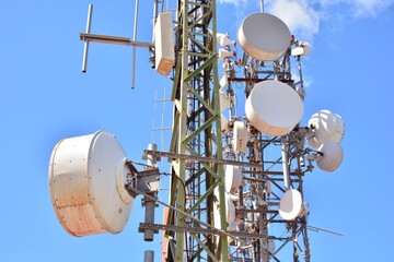 Detalle de una torre de telecomunicaciones en lo alto de una montaña