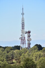 Torre de telecomunicaciones en lo alto de una monta&ntilde;a
