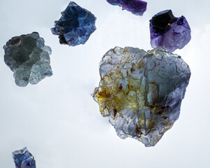青、紫、緑、灰色、褐色などの色を帯びた美しい蛍石