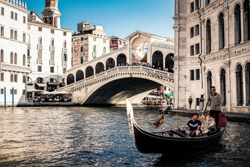 Rialtobrücke in Venedig mit Boot und Menschen - obrazy, fototapety, plakaty
