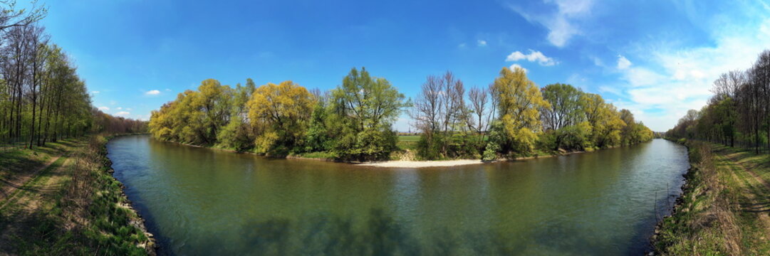 Die Iller bei Neu-Ulm mit Blick auf das Ulmer M&uuml;nster