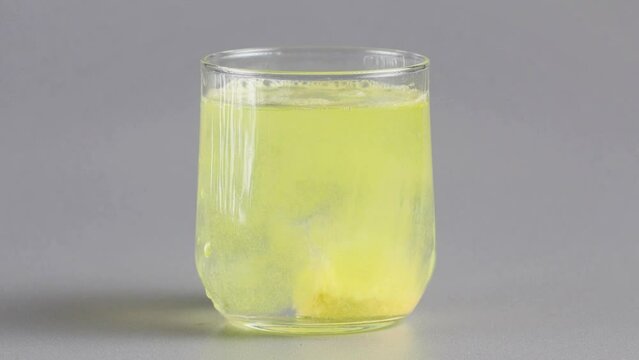The soluble tablet with the drug dissolves in clean, clear water to form a medicinal drink.