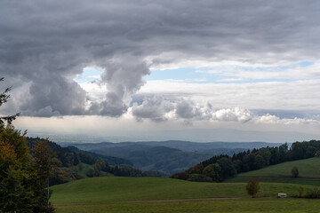 Fototapeta na wymiar Wolken über Tal
