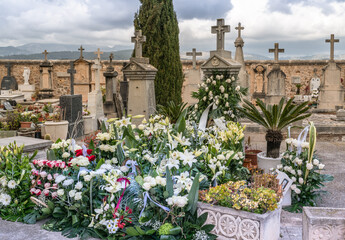 Blumengestecke und Kränze 
Friedhof  auf  Spaniens Insel Palma de Mallorca