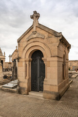 Obraz premium altes Familiengrab in Form eines Hauses Friedhof auf Spaniens Insel Palma de Mallorca