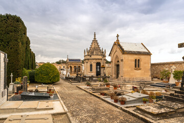 Fototapeta na wymiar Blick über einen schönen Friedhof Friedhof auf Spaniens Insel Palma de Mallorca