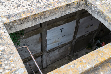 Blick in eine Unterirdische Urnenkammer mit Zugang über eine Treppe
Friedhof auf Spaniens Insel...