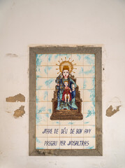 Fototapeta na wymiar schönes farbiges Heiligenbild aus Fliesenmosaiken Friedhof auf Spaniens Insel Palma de Mallorca