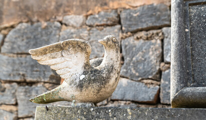 Eine Taube auf einem Grabstein auf einem Friedhof  der Insel Mallorca