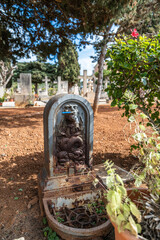 Alte Wasserstelle aus Gußeisen auf einem Friedhof  der Insel Mallorca