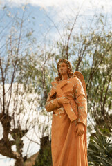 Ein großer Engel mit einem Kreuz in der Hand auf einem Friedhof  der Insel Mallorca