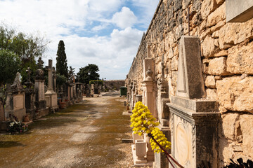 Schöne alte Grabsteine auf einem Friedhof  der Insel Mallorca