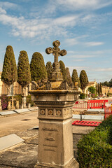 alter Grabstein auf dem Friedhof in Manacor auf Spaniens Insel Mallorca