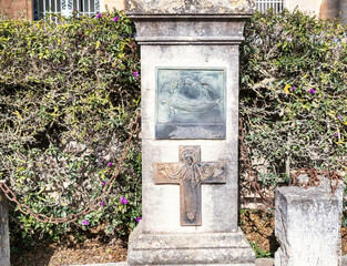alter Grabstein auf dem Friedhof in Manacor auf Spaniens Insel Mallorca