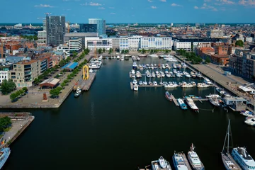 Fototapeten Yachten im ältesten Hafenviertel Eilandje der Stadt Antwerpen - Hafenpromenade am Wasser, Belgien © Dmitry Rukhlenko