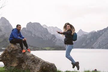 Pareja joven en la montaña de Riaño, León, España disfrutando del ocio y el tiempo libre
