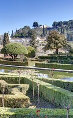 d&eacute;tail des jardins, fa&ccedil;ades et fontaines du palais de l'Alhambra en Andalousie dans le sud de l'Espagne