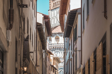 Naklejka premium Cupola del Brunelleschi from the street, Florence, Italy - 09.07.2021