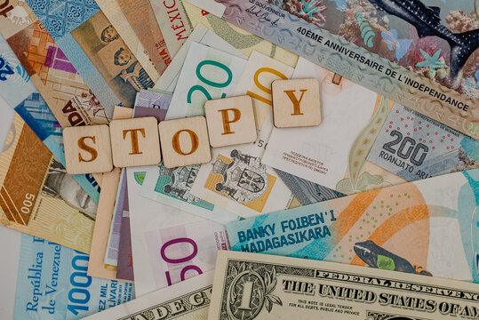 Napis stopy na tle banknot&oacute;w