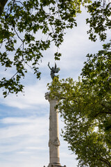 Fototapeta premium Statut au sommet de la colonne du Monument aux Girondin sur la Place des Quinconces à Bordeaux (Nouvelle-Aquitaine, France)