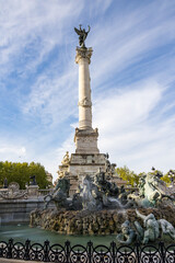 Fototapeta premium Vue d'ensemble du Monument aux Girondin sur la Place des Quinconces à Bordeaux (Nouvelle-Aquitaine, France)