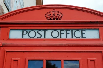 Papier Peint photo autocollant K2 Part of Old K2 Red Telephone Kiosk with Glass Post Office Sign and Crown 