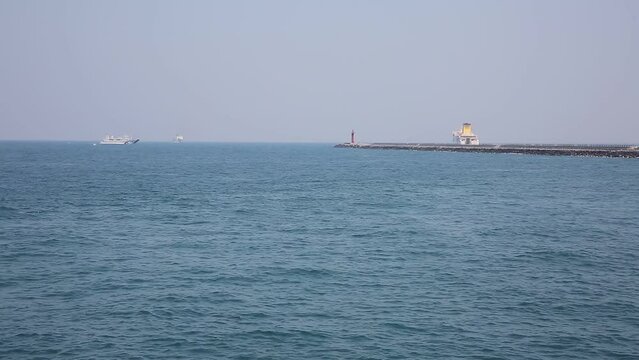 바다의 선물을 향해 나아가는 한척의 고기잡이배