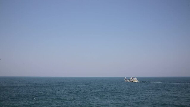 바다의 선물을 향해 나아가는 한척의 고기잡이배