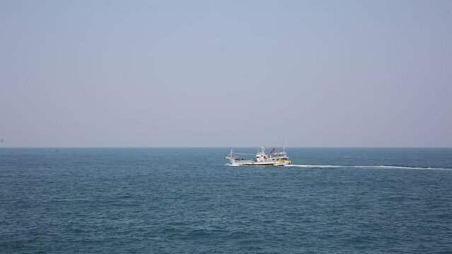 바다의 선물을 향해 나아가는 한척의 고기잡이배