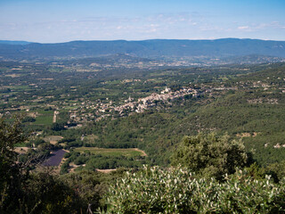 Panorama sur Bonnieux et le Lubéron, avec au fond le Mont Ventoux. Provence. France