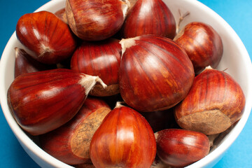 Obraz premium chestnuts in a bowl